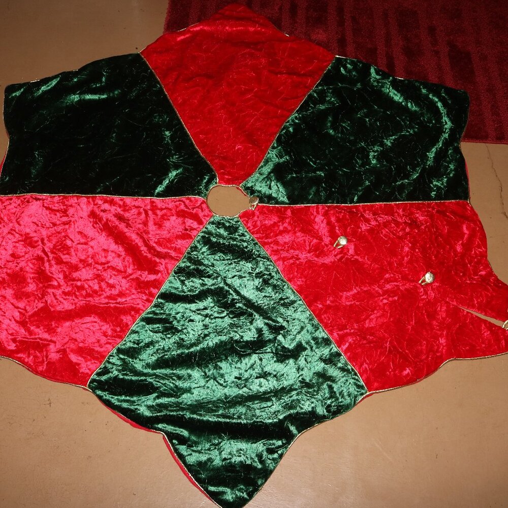 Beautiful tree skirt with three gold loop buttons to keep it together 50" wide